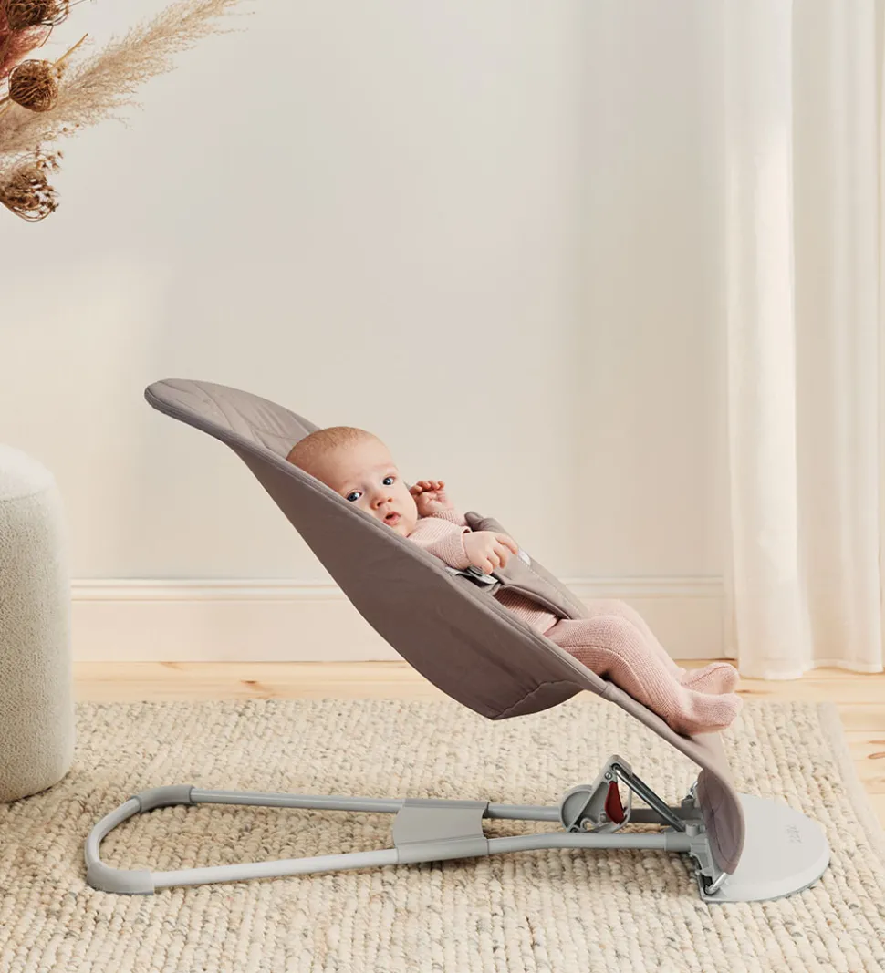 BabyBjörn Skråstol - Bliss - Petal Quiltet - Sandgrå