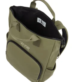 Calvin Klein Pusletaske - Rubber Diaper BP - Dusty Olive