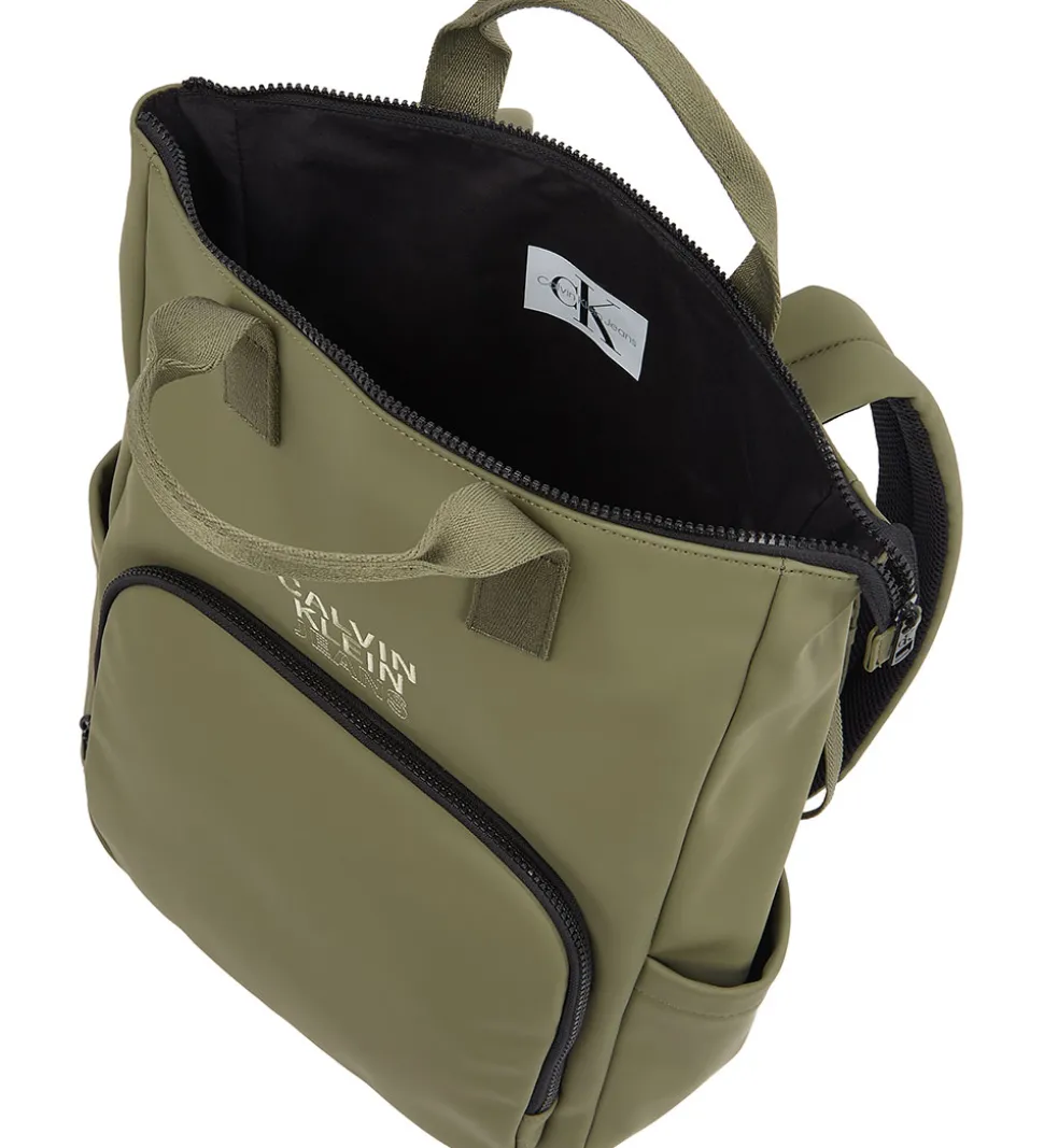 Calvin Klein Pusletaske - Rubber Diaper BP - Dusty Olive