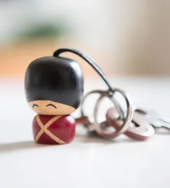 FableWood Garder-Nøglering - Vincent - 4 cm - Natur/Rød/Sort