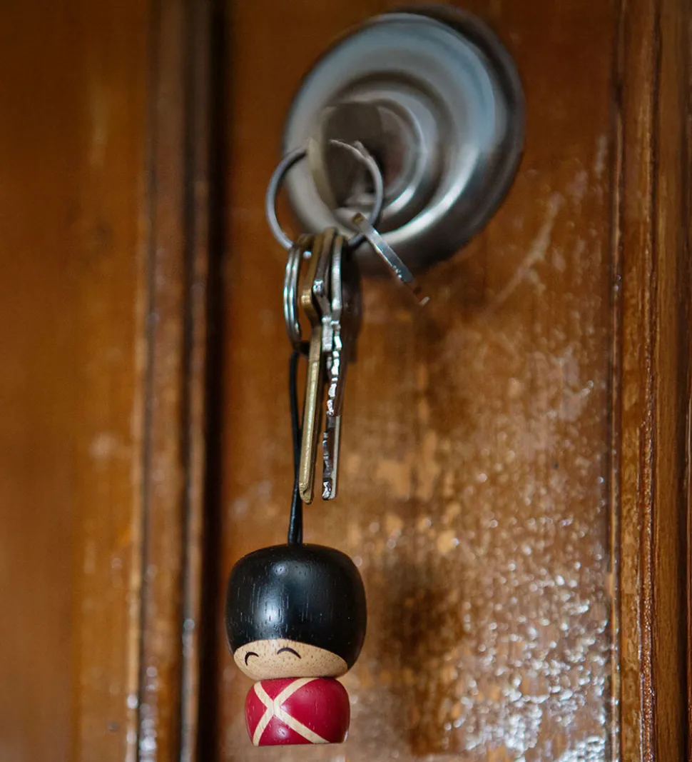 FableWood Garder-Nøglering - Vincent - 4 cm - Natur/Rød/Sort