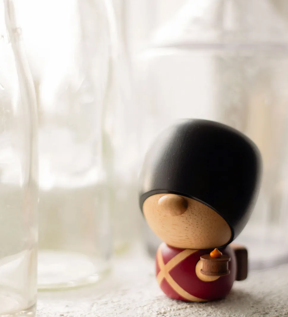 FableWood H.C. Andersen - Fyrtøjet - 8 cm - Natur/Rød/Sort