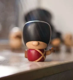 FableWood H.C. Andersen - Fyrtøjet - 8 cm - Natur/Rød/Sort