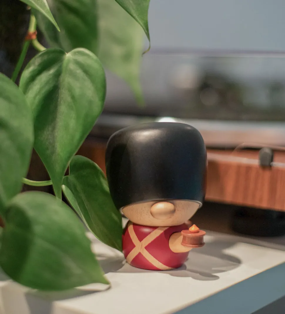 FableWood H.C. Andersen - Fyrtøjet - 8 cm - Natur/Rød/Sort