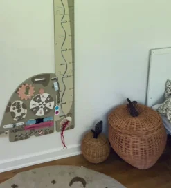 Hemmingsen Kids Aktivitetstavle m. Højdemåler - Langhals - 135cm