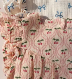 Konges Sløjd Sommerdragt - Musselin - Coco - Cherry Pink Motif