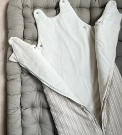 Pine Cone Sovepose - 6-12 mdr. - Beige Stripe